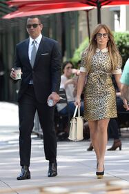 J Lo, sexy anche con gli occhiali 24