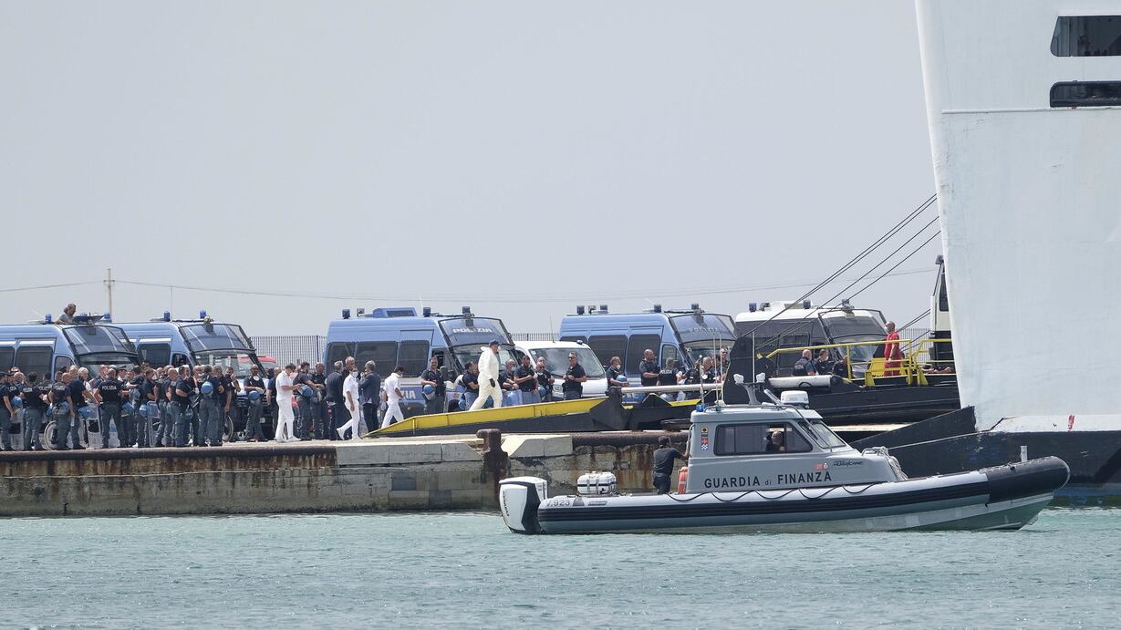 Il pugno duro di Musumeci ha effetto: i migranti lasciano Lampedusa