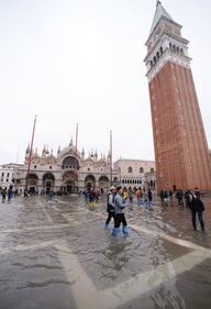 Maltempo a Venezia e la "nuova"£ vita dei turisti  5