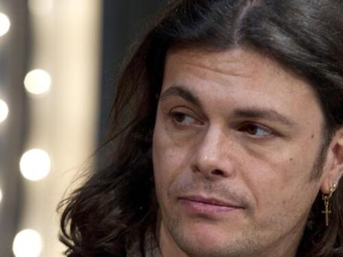 Grignani ubriaco sul palco, l'esibizione è comica