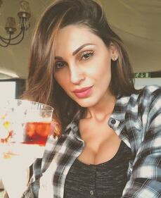Anna Tatangelo sexy a letto 4
