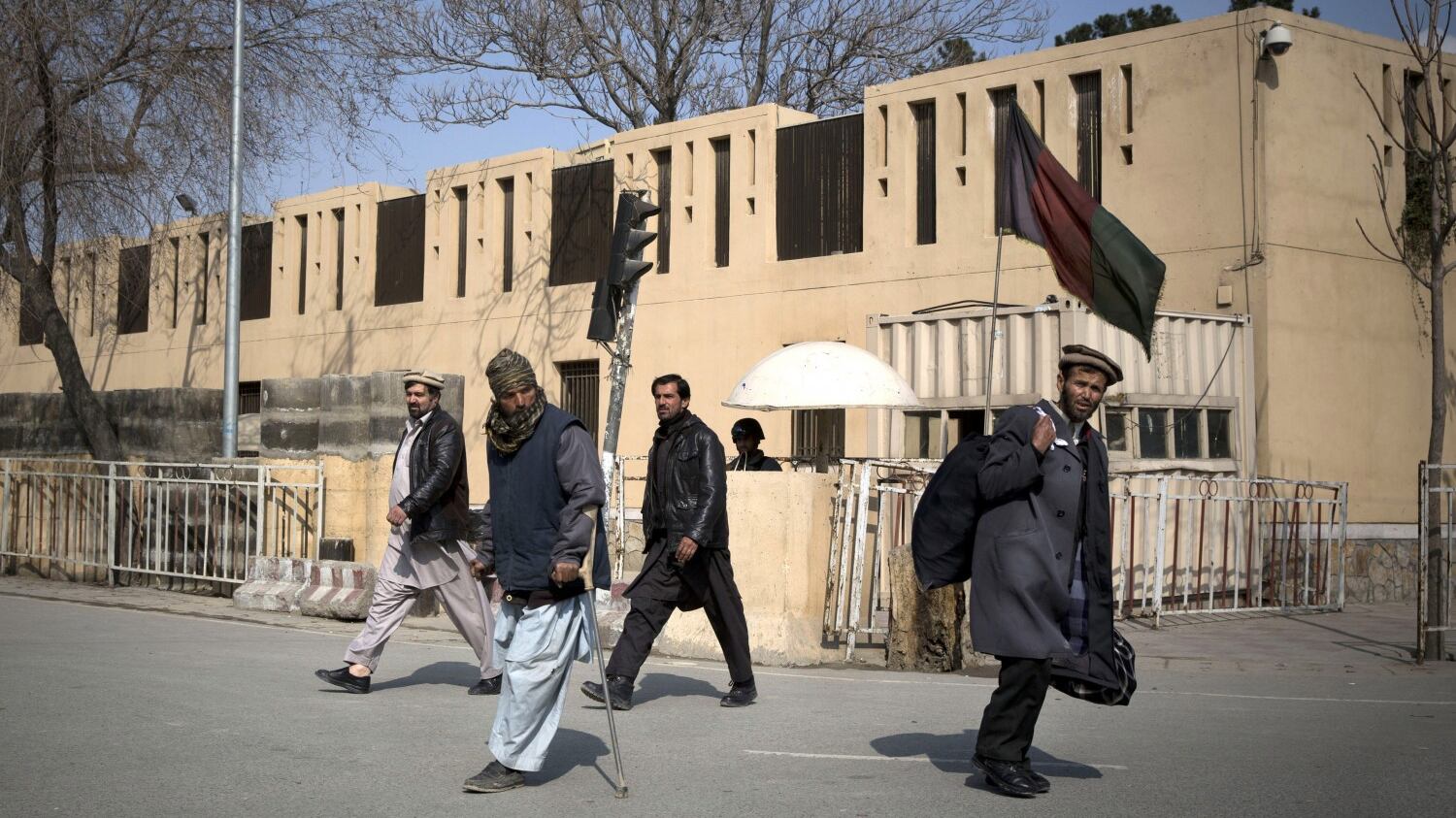 9 persone uccise nell'attacco a un hotel di Kabul: due sono bambini
