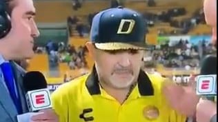 Maradona si blocca in diretta tv: undici secondi di stop durante l'intervista