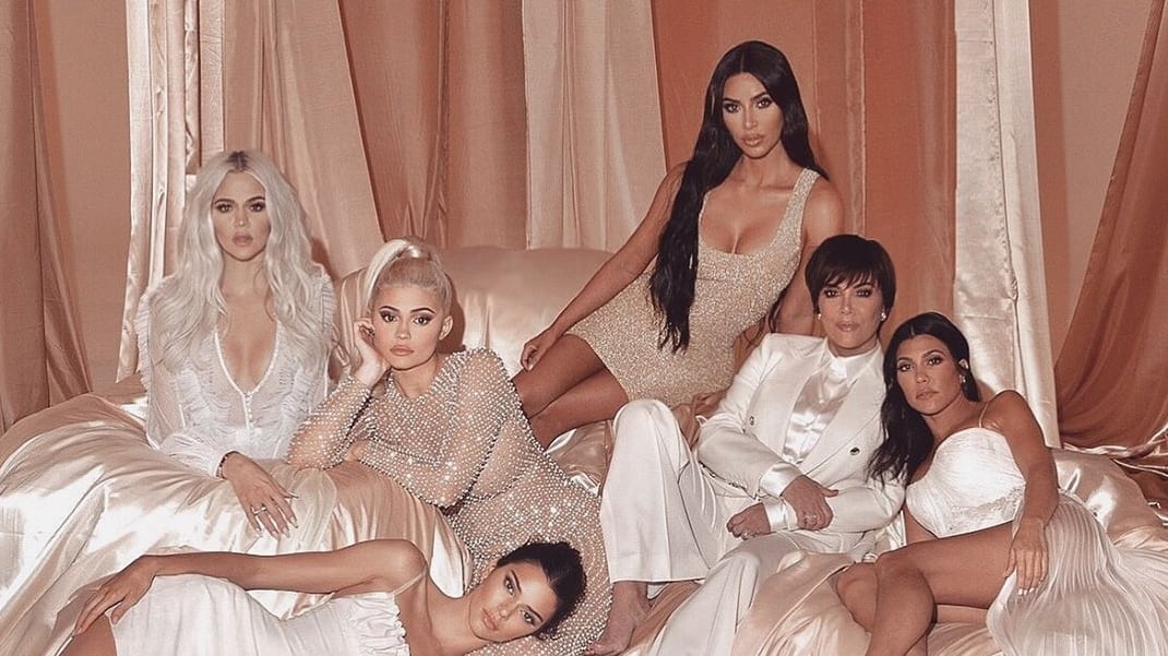 Anche le Kardashian sbagliano con il fotoritocco: dita in più e gambe in meno