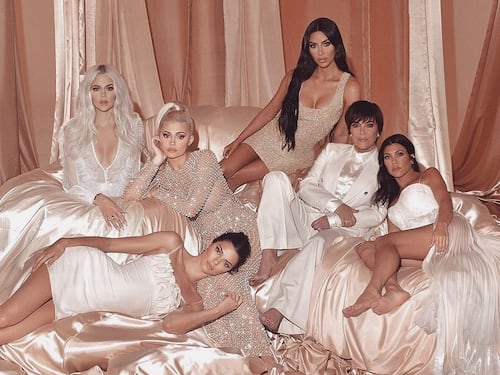 Anche le Kardashian sbagliano con il fotoritocco: dita in più e gambe in meno