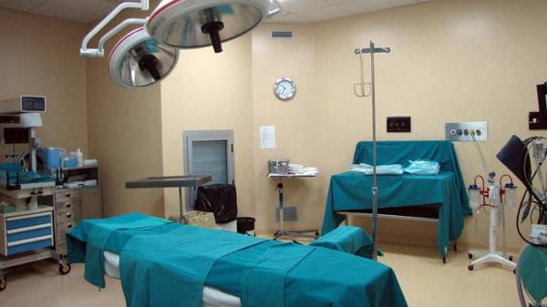 Roma, la denuncia di una giovane: "Lasciata ad abortire in un bagno"