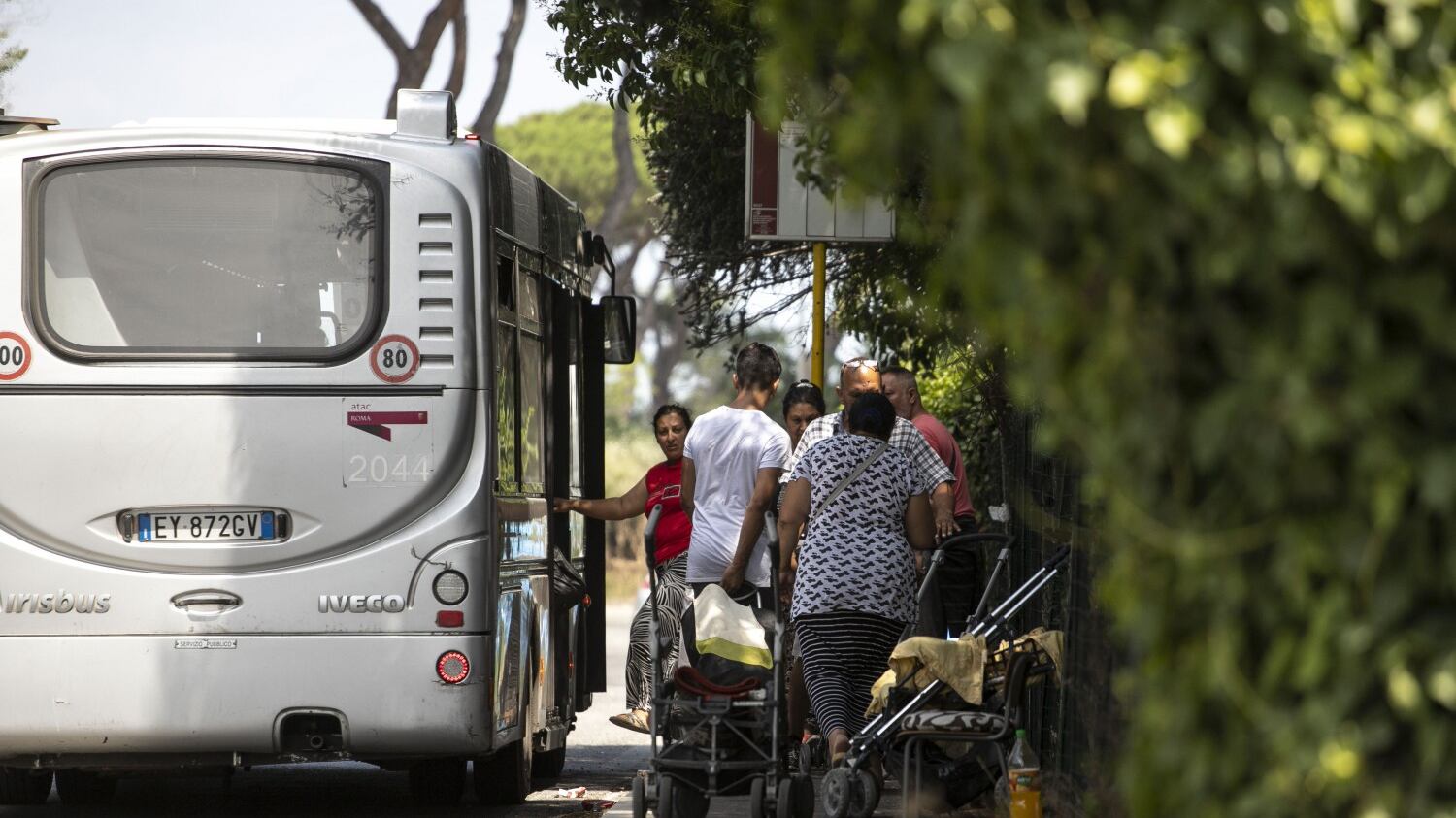 I rom del Camping River trasferiti nella tendopoli. Ira dei romani: "Non li vogliamo"