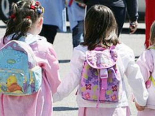 Vermi nel piatto di pasta. Scoperta choc nella mensa a scuola