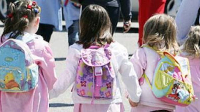 Abusava delle bimbe in classe: arrestato maestro di scuola materna