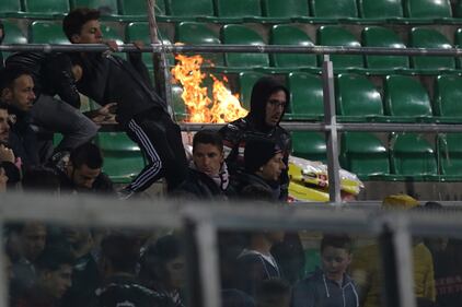 Alta tensione al Barbera: Palermo-Lazio sospesa più volte 8