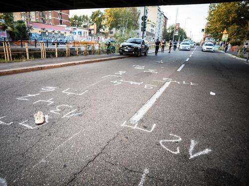 Un'altra ciclista travolta a Milano: gravissima 55enne