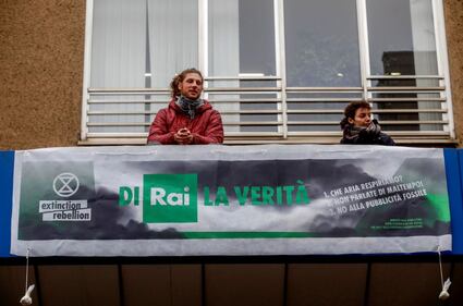 Ecologisti tirano vernice contro sede Rai  12