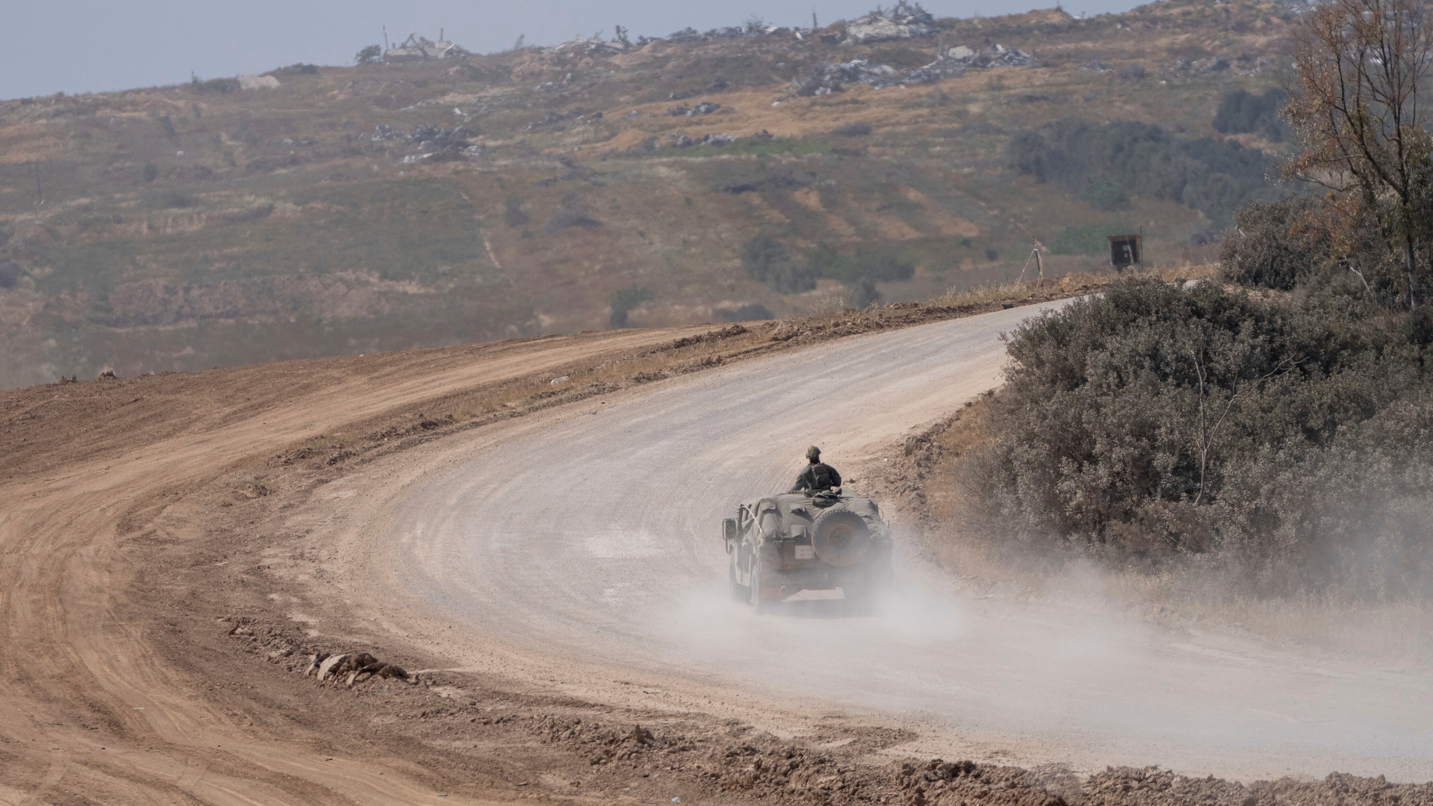 La strategia di Israele, mentre pianifica la risposta all'Iran: il raid contro Hezbollah in Libano