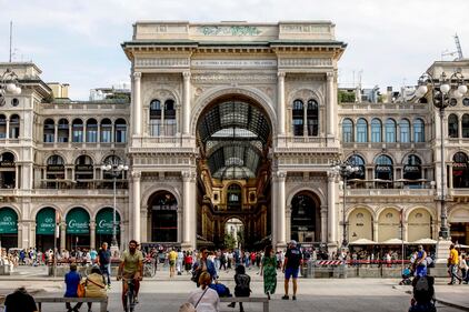Lo sfregio dei vandali alla Galleria Vittorio Emanuele II 4