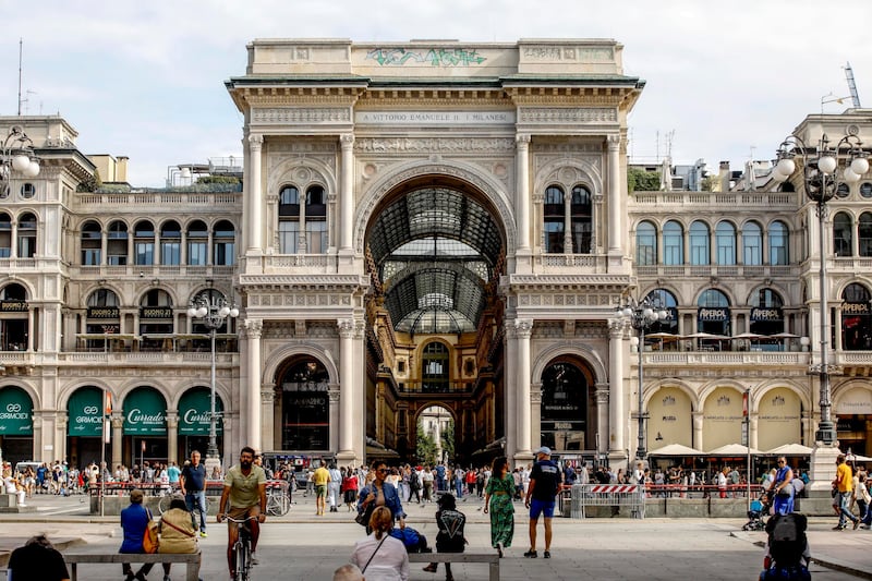 Lo sfregio dei vandali alla Galleria Vittorio Emanuele II 4