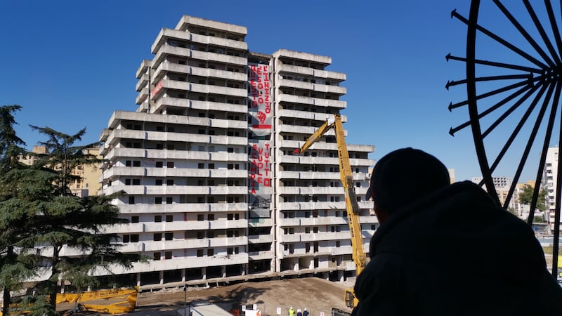 Scampia, al via l'abbattimento della vela verde 2