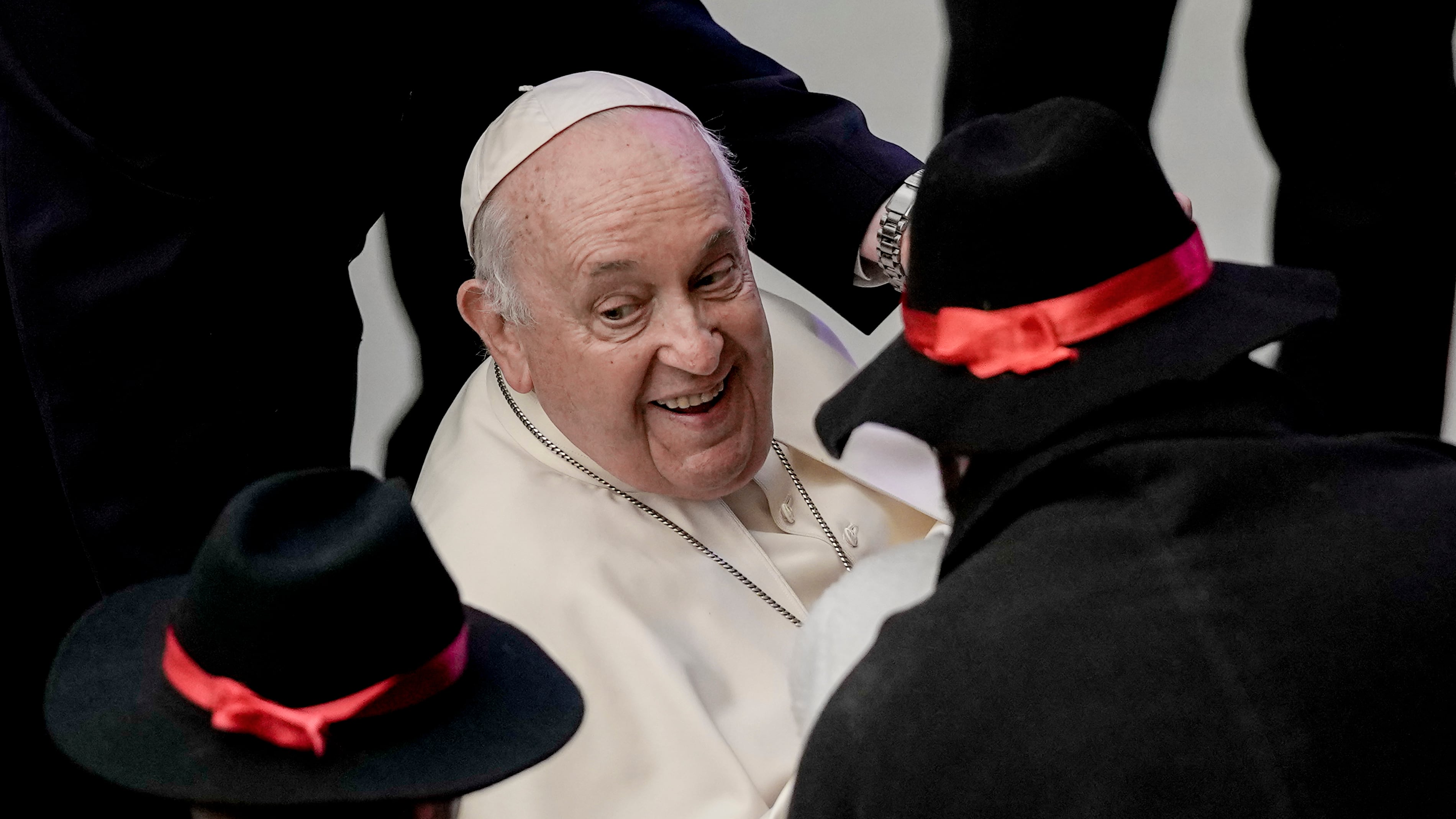 Benedizioni gay, indietristi e Rupnik: ecco cosa ha detto (e cosa no) il Papa ai preti romani
