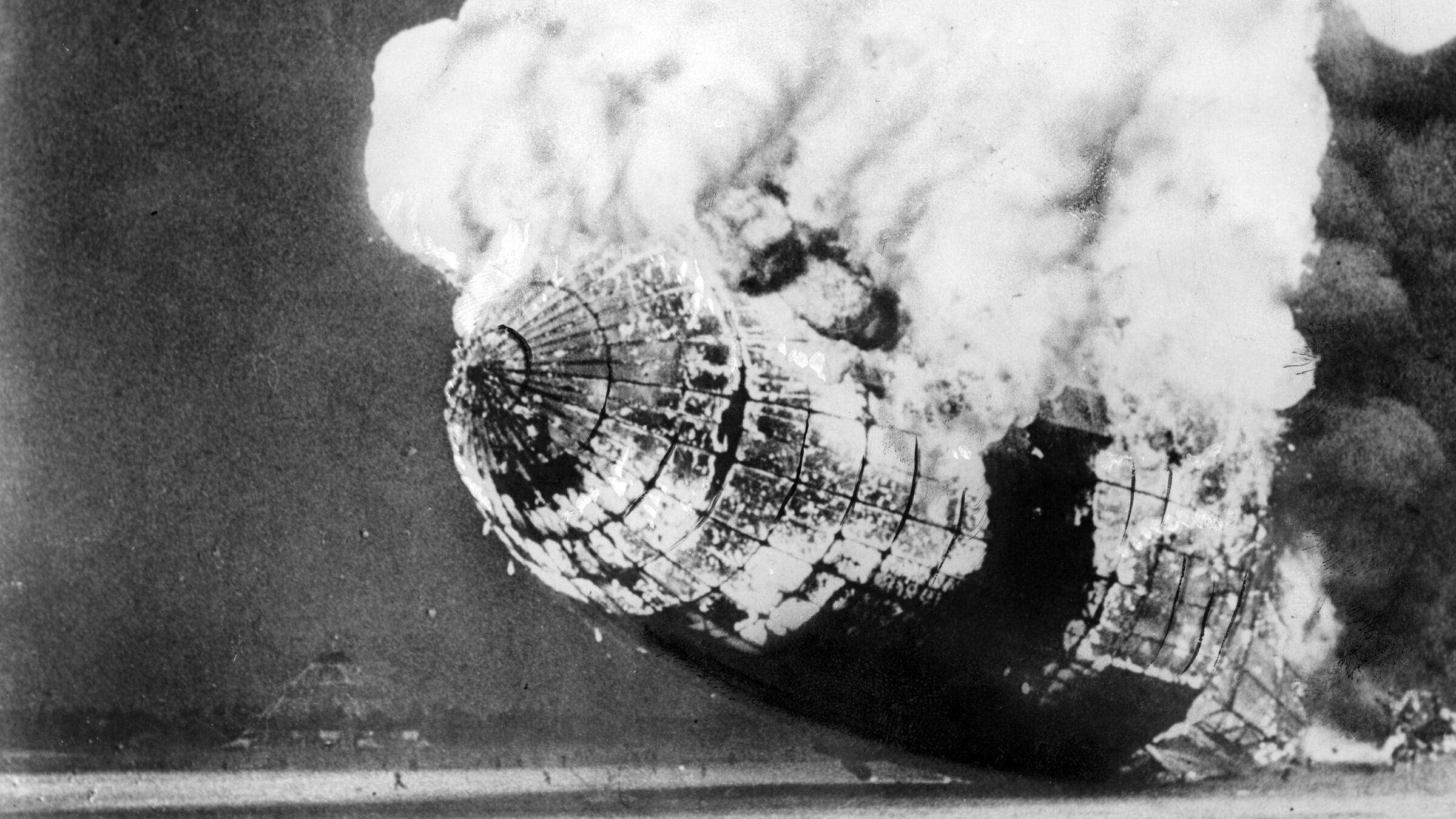 La "svastica sul Sole" e poi le fiamme: così l'Hindenburg trovò la fine