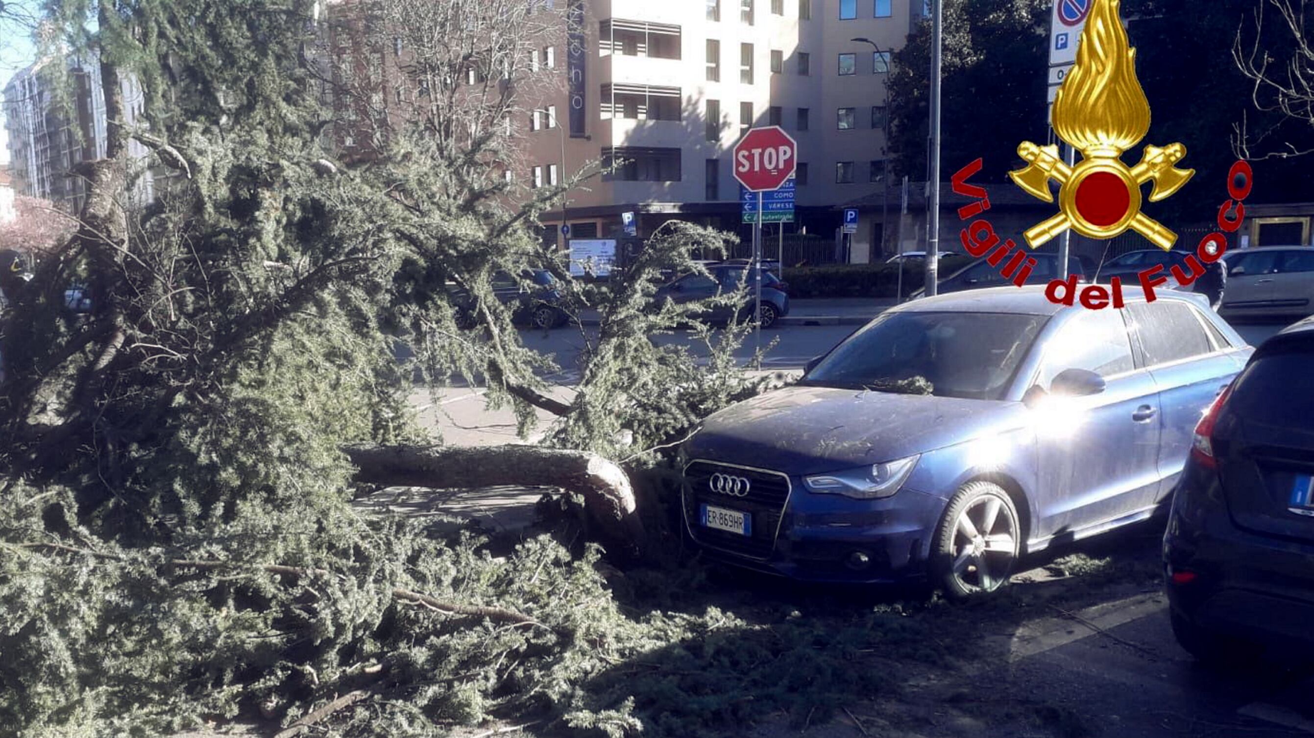 Raffiche a 110 km orari, il vento devasta Milano. Danni e disagi: 4 i feriti