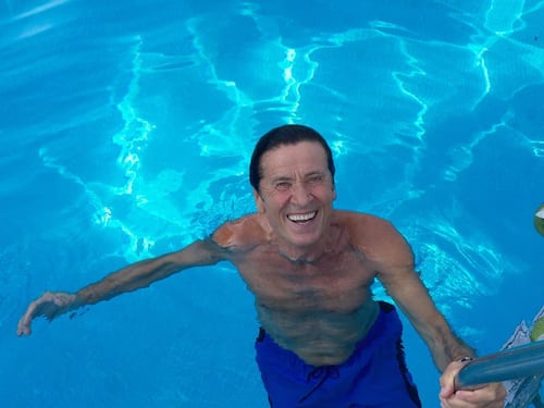 Gianni Morandi, il web "in ginocchio da te"