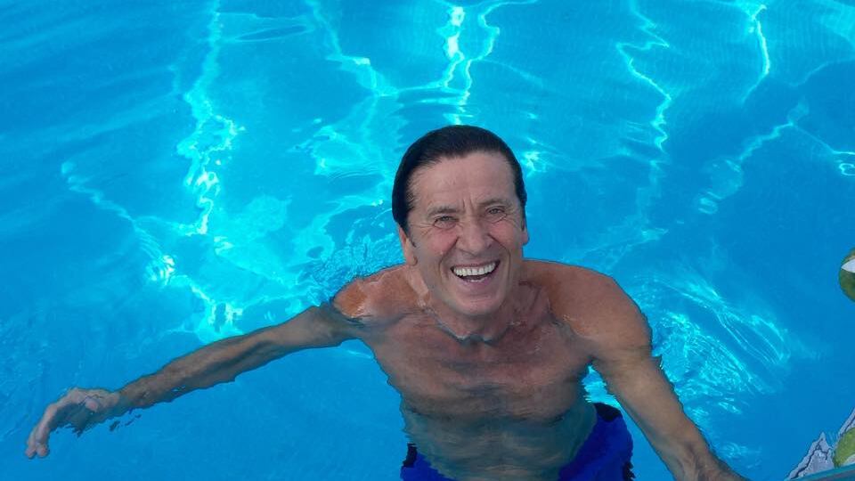 Gianni Morandi, il web "in ginocchio da te"