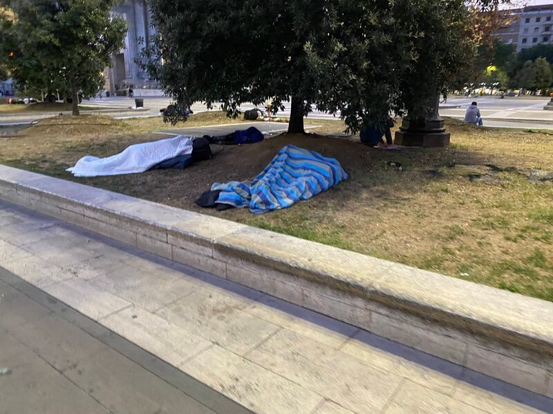 Sacchi a pelo e bivacchi in stazione centrale a Milano 4