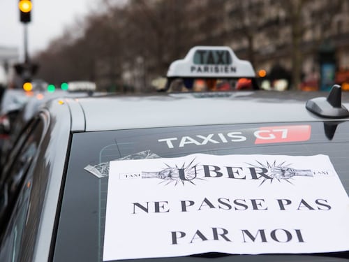 Francia, Uber condannata a pagare 1,2 milioni ai tassisti