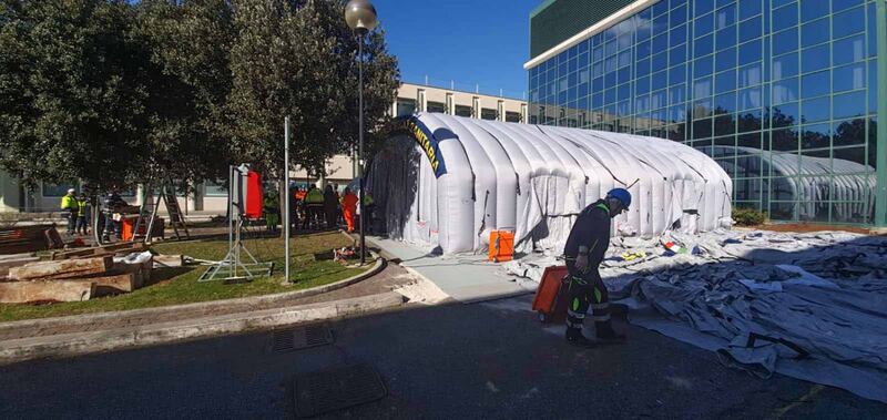 Coronavirus, arriva l'ospedale mobile allo Spallanzani 1