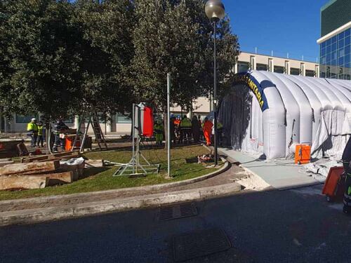 Coronavirus, arriva l'ospedale mobile allo Spallanzani