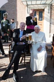 La festa dei 90 anni di Benedetto XVI 10