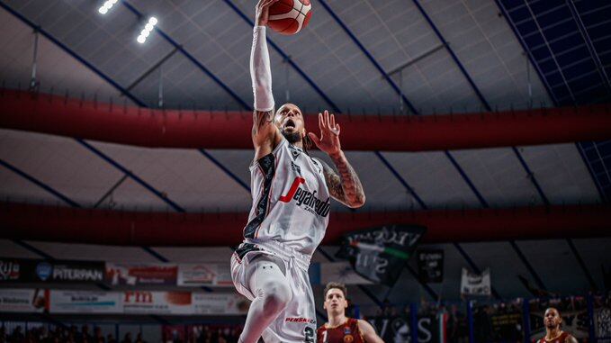 Basket, la Virtus Bologna esce dalla crisi e sbanca Venezia. Brescia mantiene il primato