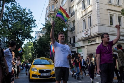 Istanbul, la polizia interrompe il Gay Pride 7