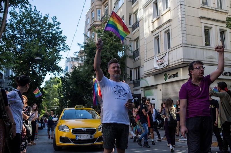 Istanbul, la polizia interrompe il Gay Pride 7