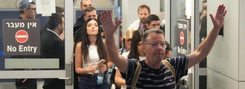 Volo Dubai-Tel Aviv, Netanyahu: “Sul copilota indottrinamento islamista”. Trump: “Possibili attacchi dopo elezioni midterm”