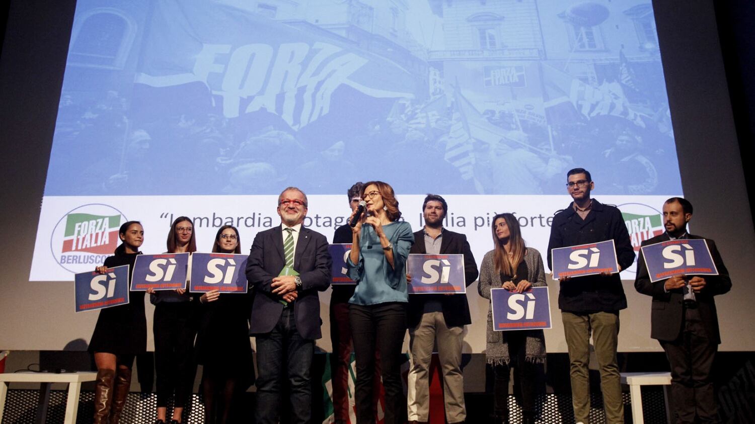 Referendum, azzurri in campo per il Sì. Maroni: "Per noi Silvio è immortale"