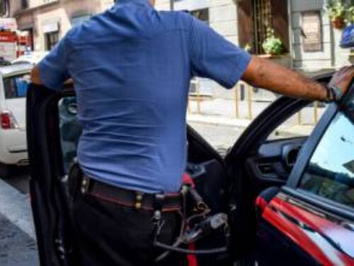 Lecce, vengono licenziati e rubano l'auto al titolare