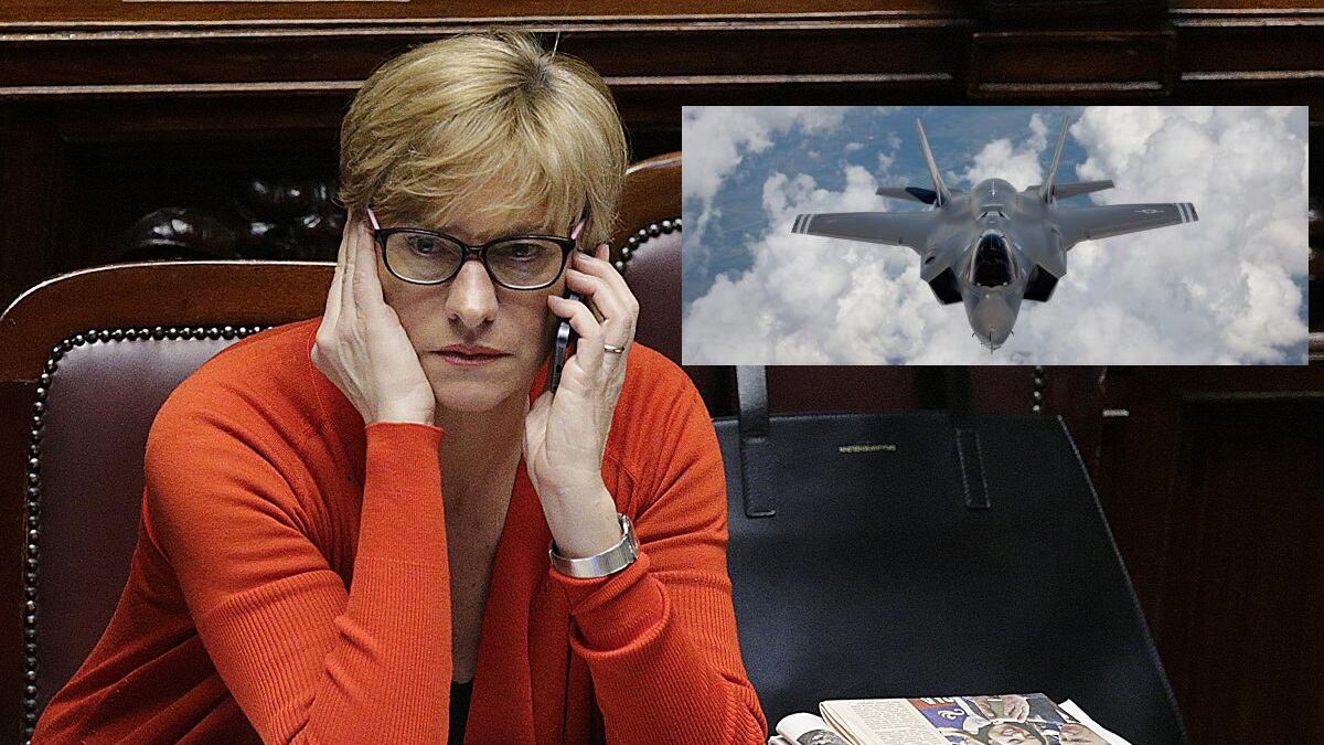 Tagli alla Difesa. Il ministro Pinotti: "Lecito pensare di ridurre anche gli F35"
