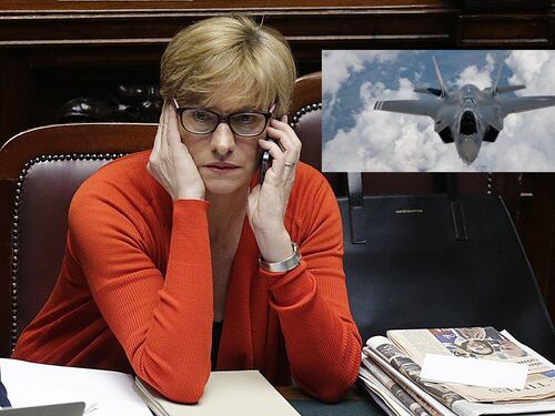 Tagli alla Difesa. Il ministro Pinotti: "Lecito pensare di ridurre anche gli F35"