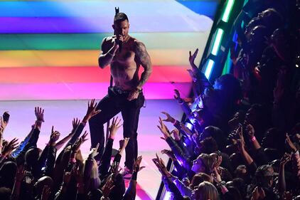 I Maroon 5 cantano al Super Bowl: le foto dal live concert  12
