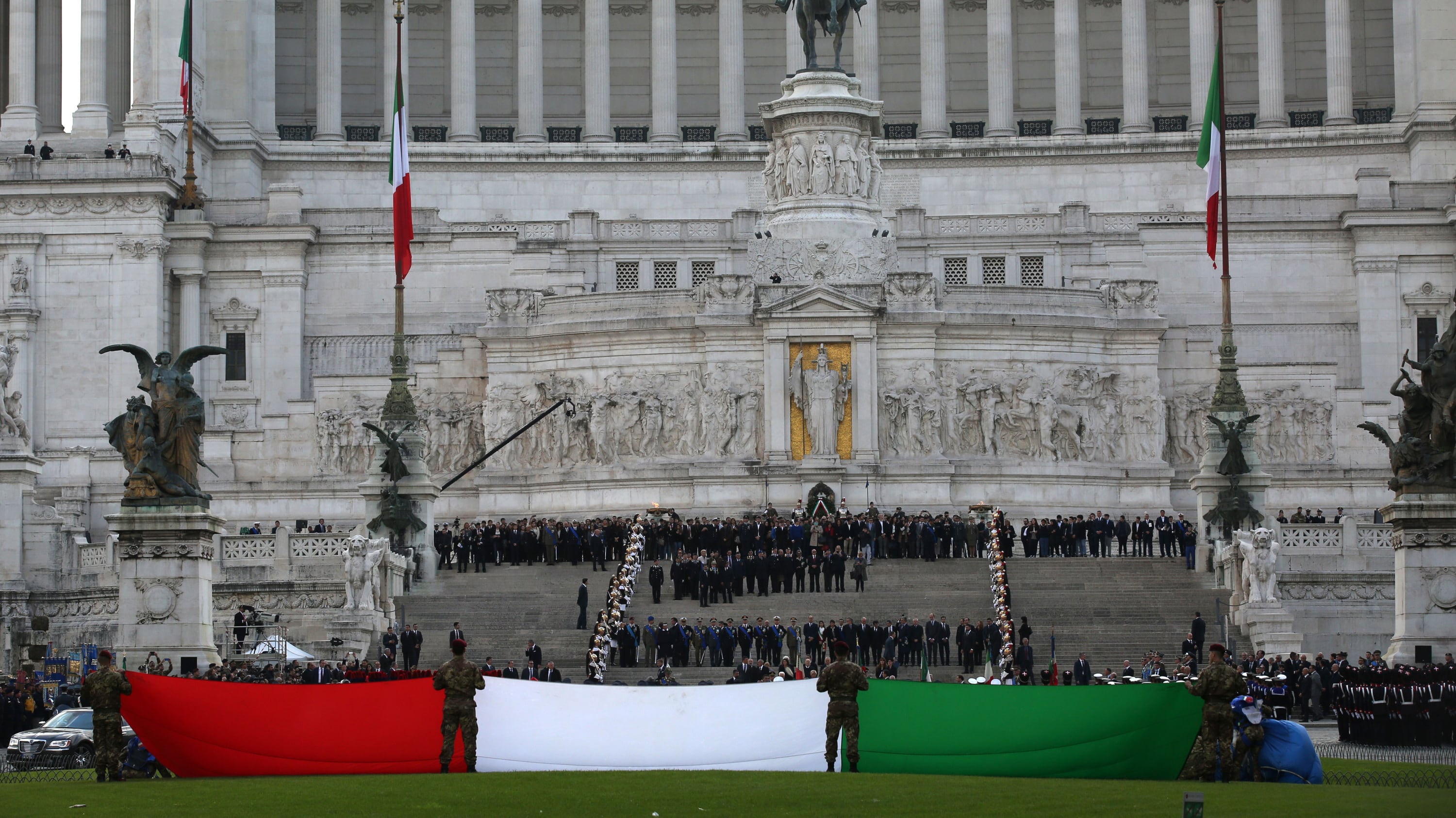 Parà, Tricolore e orgoglio È il giorno delle Forze armate