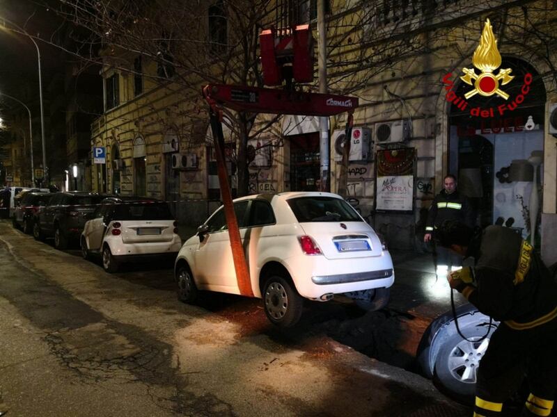 Un'auto finisce in una voragine 6