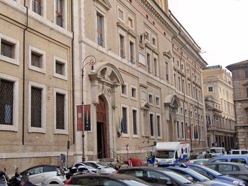 Choc in un liceo di Roma, i maturandi del Visconti fanno una lista con le "ragazze trofeo"