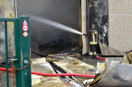 Maxi incendio in un deposito di rifiuti speciali 6