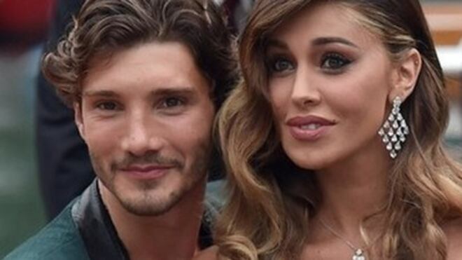 Stefano De Martino pizzicato alla festa della mamma di Belen