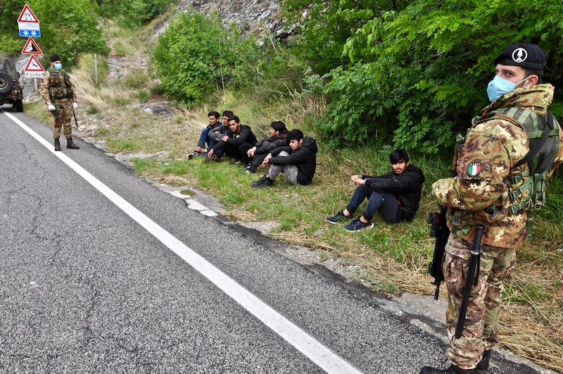 Militari impegnati al confine tra Italia e Slovenia 3