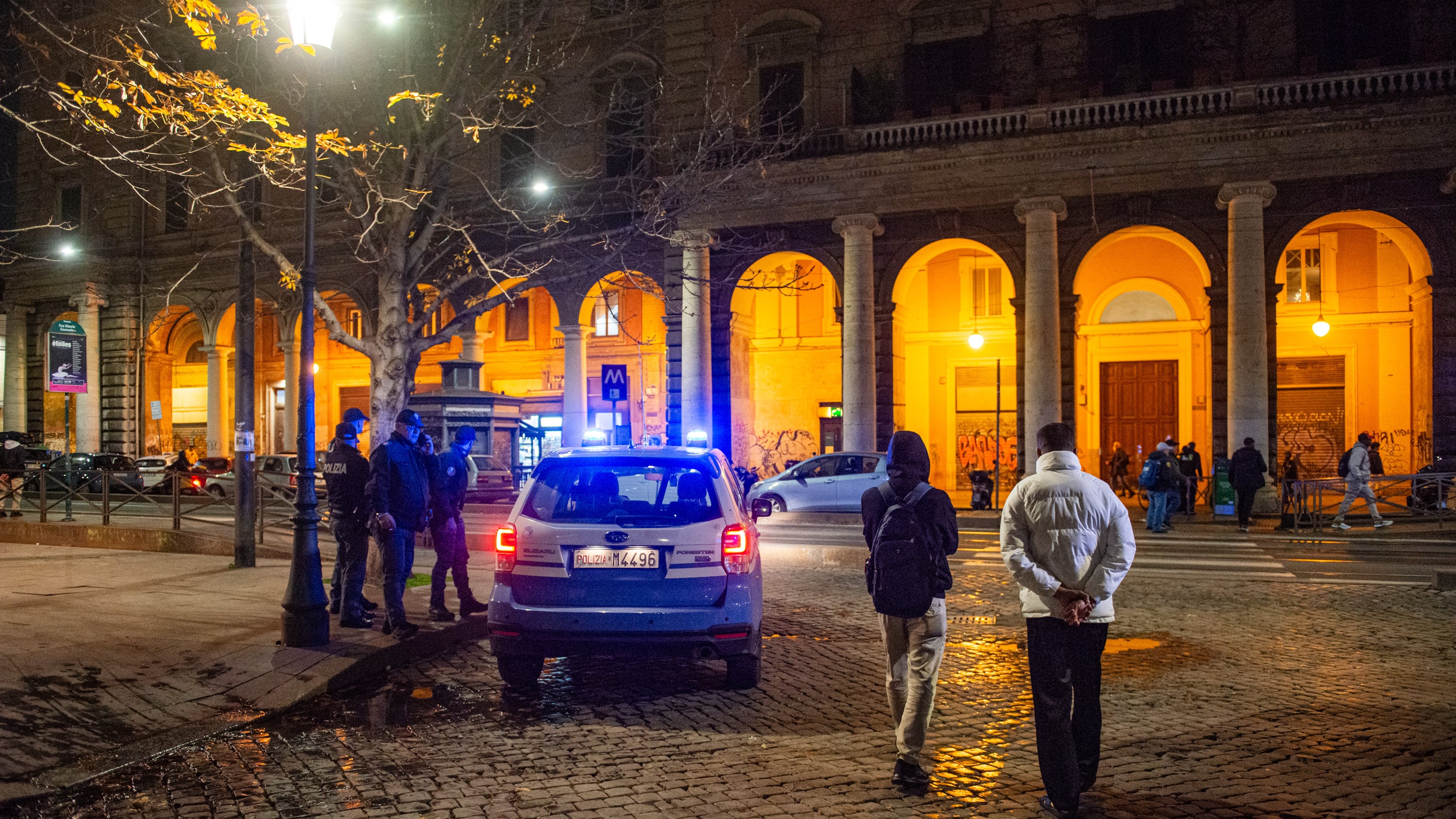 Pestano e riducono in fin di vita un uomo, poi un'altra aggressione. L'incubo del "commando" a Roma Termini
