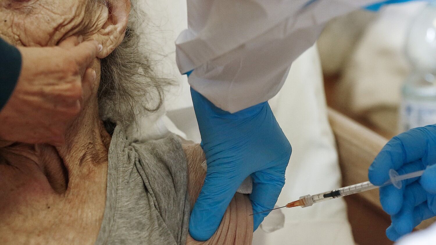 Over 80, il rebus delle prenotazioni: boom di chiamate ma il sito ancora non c'è
