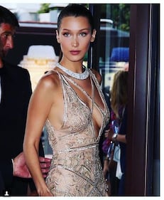 Bella Hadid si mostra in topless 30