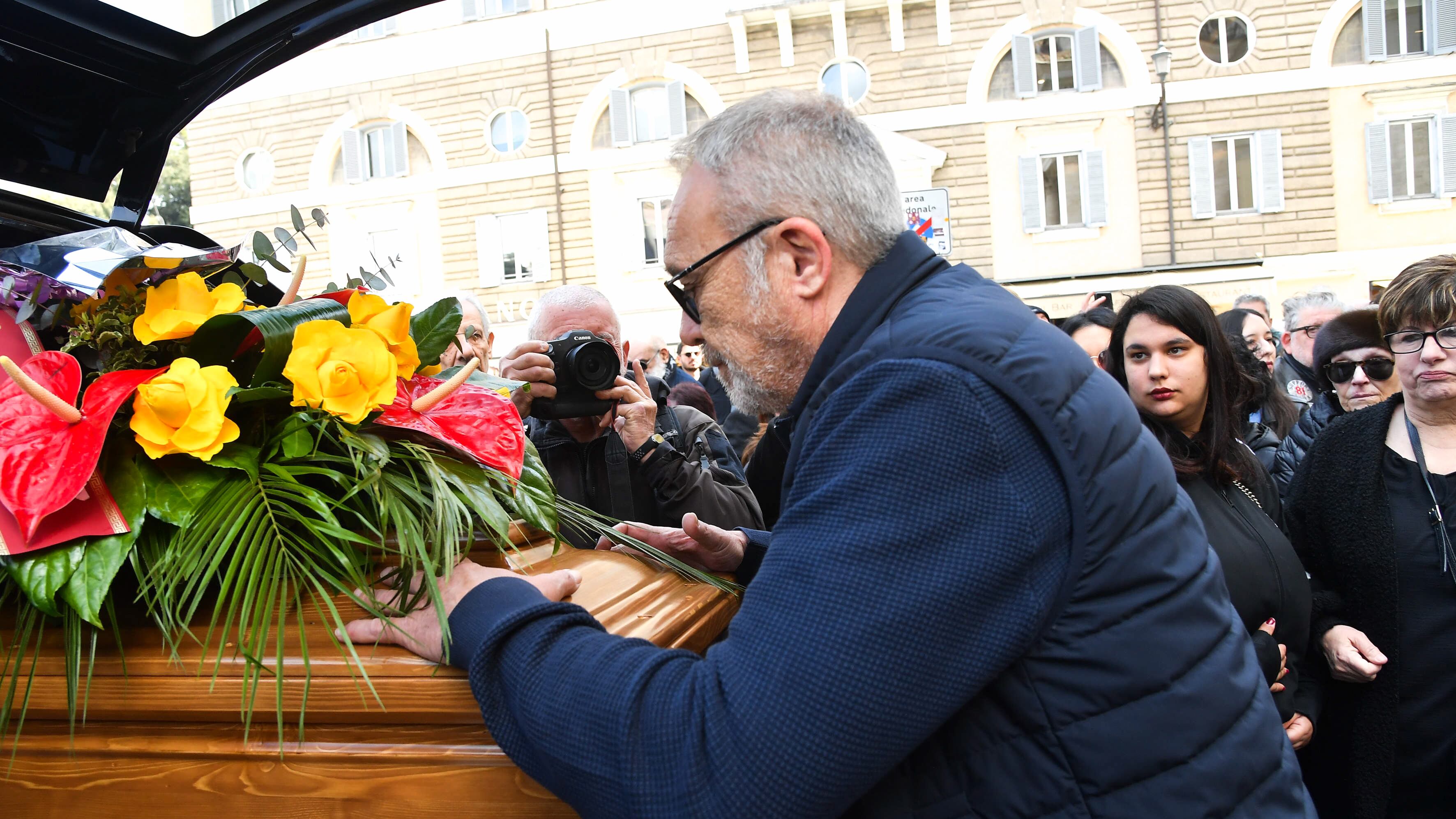 Funerali di Antonello Fassari, Amendola si accascia sulla bara: "Dolore immenso. Non ero pronto"
