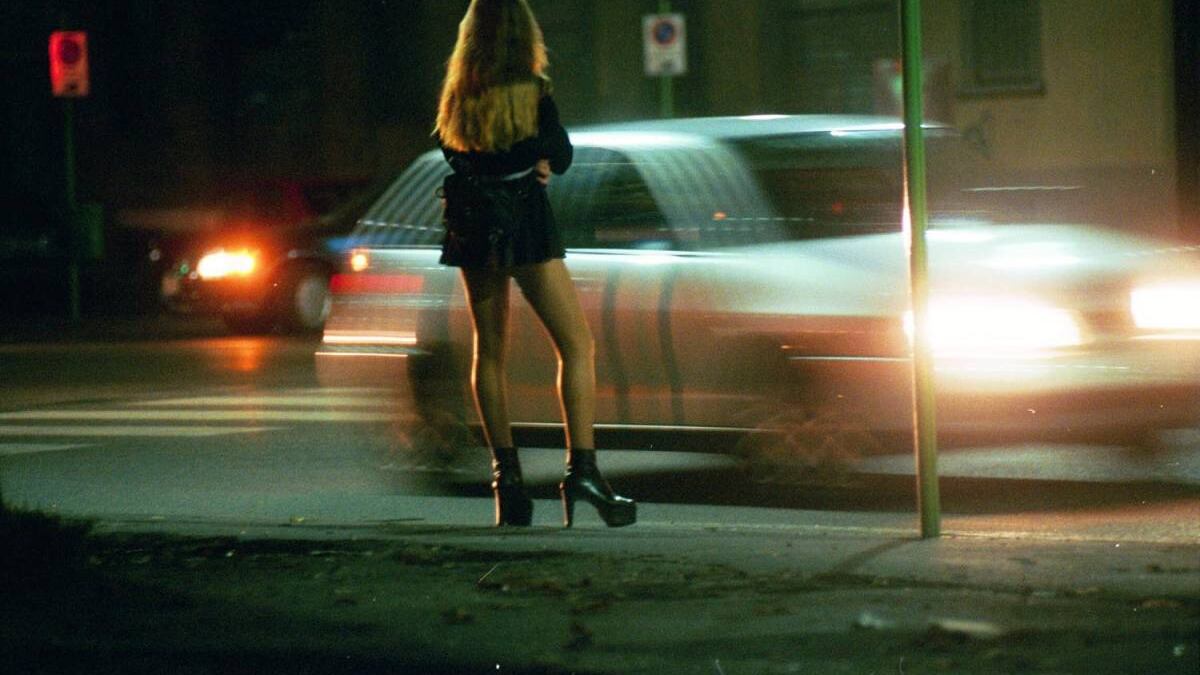 "Mi rovinate la piazza". E la prostituta aggredisce i vigili